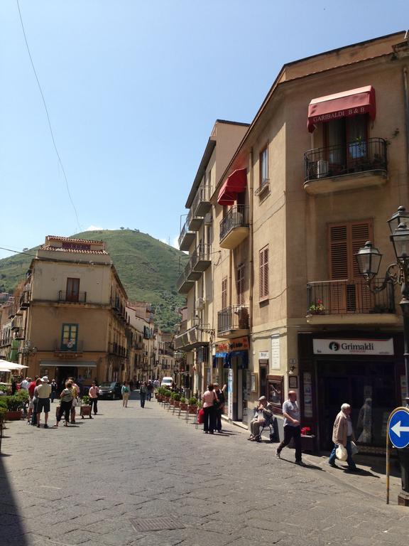 Garibaldi B&B تْشيفالو الغرفة الصورة